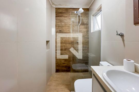 Banheiro de kitnet/studio para alugar com 1 quarto, 28m² em Liberdade, São Paulo