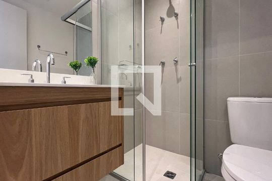 Banheiro de kitnet/studio para alugar com 1 quarto, 25m² em Pinheiros, São Paulo