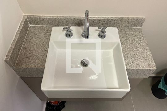 Banheiro de kitnet/studio à venda com 1 quarto, 23m² em Perdizes, São Paulo