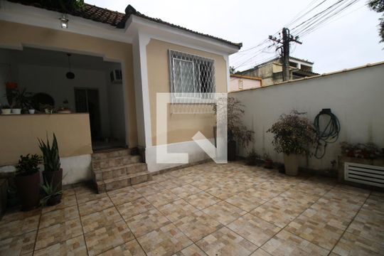 Quintal e garagem de casa para alugar com 3 quartos, 100m² em Brás de Pina, Rio de Janeiro
