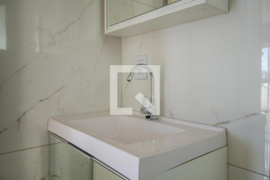 Banheiro Social 1 de apartamento à venda com 2 quartos, 176m² em Partenon, Porto Alegre