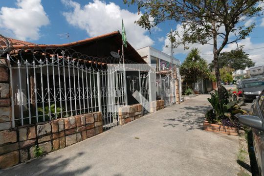 Fachada de casa à venda com 4 quartos, 490m² em Planalto, Belo Horizonte