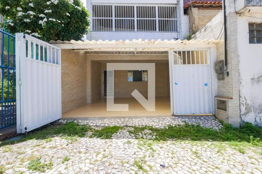 garagem e fachada de casa para alugar com 4 quartos, 180m² em Itapuã, Salvador