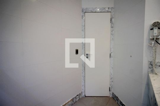 Banheiro da Suíte 1 de casa à venda com 2 quartos, 221m² em Santa Lúcia, Belo Horizonte