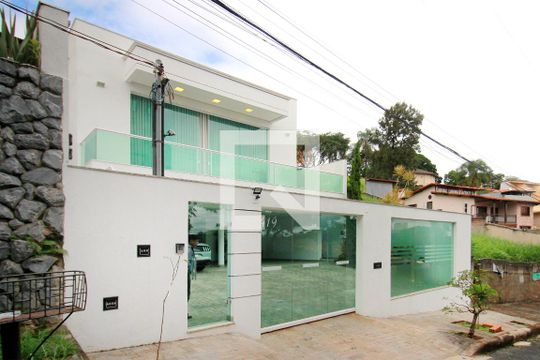 Fachada de casa à venda com 2 quartos, 221m² em Santa Lúcia, Belo Horizonte