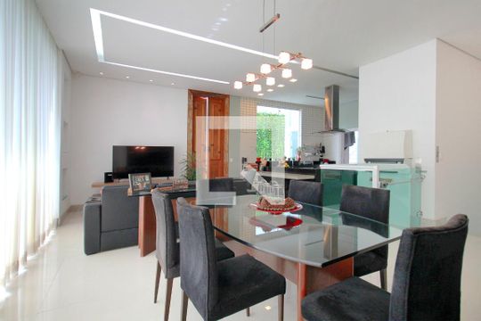 Sala de casa à venda com 2 quartos, 221m² em Santa Lúcia, Belo Horizonte