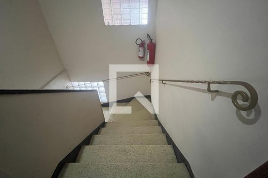 Escada de apartamento para alugar com 2 quartos, 97m² em Campo Grande, Santos