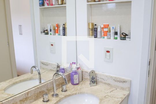Banheiro da Suíte de apartamento para alugar com 3 quartos, 92m² em Vila Anastácio, São Paulo