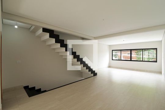 Casa à venda com 3 quartos, 210m² em Parque Sao Domingos, São Paulo