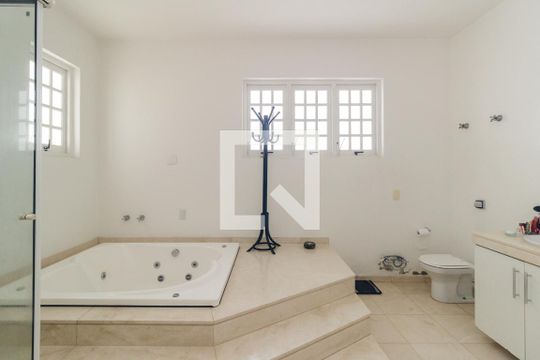 Banheiro 1 - Suíte de casa à venda com 3 quartos, 350m² em Pacaembu, São Paulo