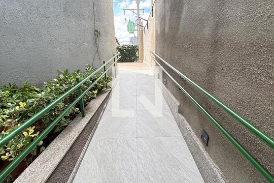 Área comum - rampa - Corrimão de apartamento para alugar com 2 quartos, 62m² em Vila Alpina, Santo André