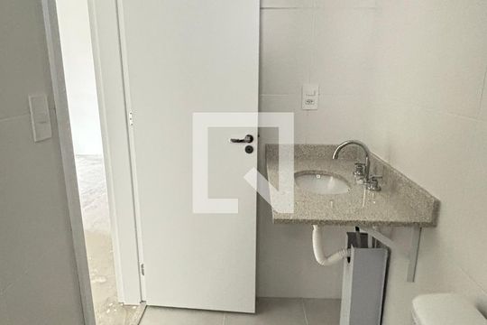 Banheiro de apartamento à venda com 2 quartos, 63m² em Parque das Nações, Santo André