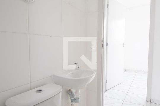 Banheiro de apartamento para alugar com 2 quartos, 40m² em Trindade, São Gonçalo