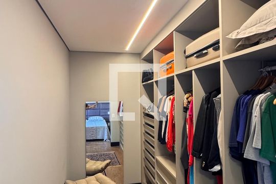 Closet da suíte 1 de casa à venda com 3 quartos, 225m² em Jardim Ipaussurama, Campinas