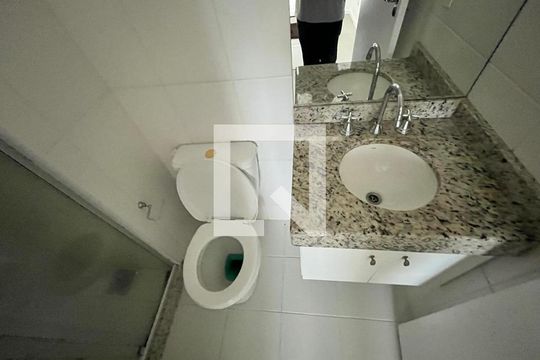 Banheiro de apartamento para alugar com 2 quartos, 60m² em Recreio dos Bandeirantes, Rio de Janeiro