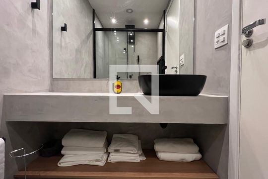 Banheiro de kitnet/studio à venda com 1 quarto, 28m² em Pinheiros, São Paulo