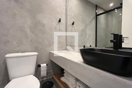 Banheiro de kitnet/studio à venda com 1 quarto, 28m² em Pinheiros, São Paulo