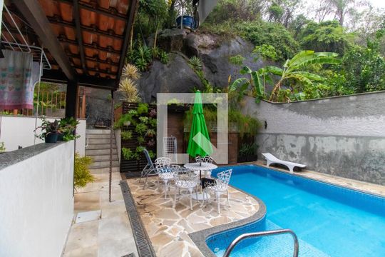 Área externa de casa à venda com 5 quartos, 750m² em Serra Grande, Niterói