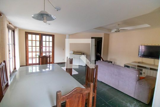 Sala de casa para alugar com 3 quartos, 750m² em Serra Grande, Niterói