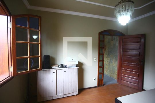 Casa à venda com 6 quartos, 360m² em João Pinheiro, Belo Horizonte