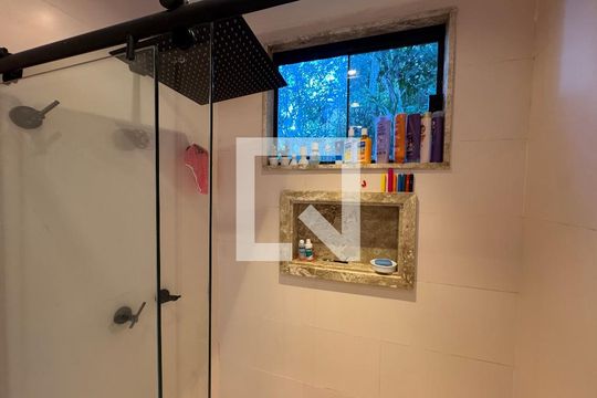 Banheiro da Suíte de casa de condomínio à venda com 5 quartos, 554m² em Vargem Pequena, Rio de Janeiro