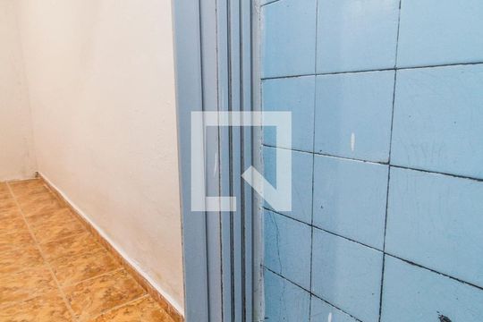 Banheiro de kitnet/studio para alugar com 1 quarto, 20m² em Parque Roseira, Carapicuíba