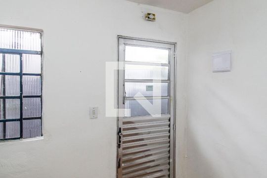 Entrada de kitnet/studio para alugar com 1 quarto, 20m² em Parque Roseira, Carapicuíba
