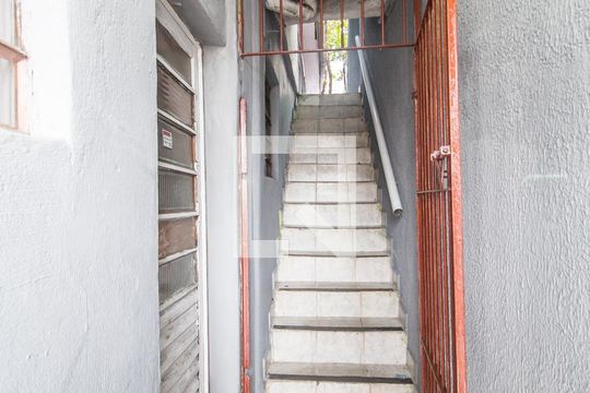 Escada de kitnet/studio para alugar com 1 quarto, 20m² em Parque Roseira, Carapicuíba