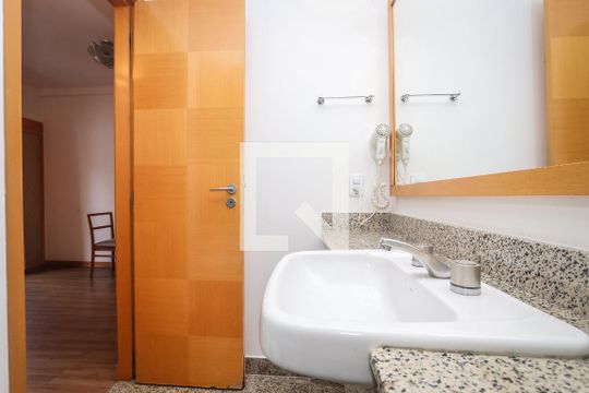 Banheiro de apartamento à venda com 1 quarto, 32m² em Jardim Paulista, São Paulo