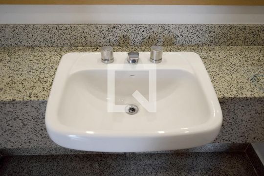 Studio- banheiro de kitnet/studio à venda com 1 quarto, 32m² em Jardim Paulista, São Paulo