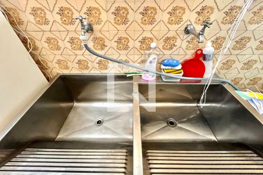 Área de Serviço de casa para alugar com 4 quartos, 250m² em Cidade Domitila, São Paulo