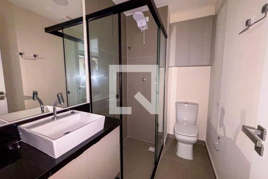 Banheiro de kitnet/studio para alugar com 1 quarto, 40m² em Sumarezinho, São Paulo