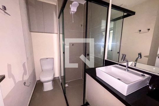 Banheiro de kitnet/studio para alugar com 1 quarto, 40m² em Sumarezinho, São Paulo