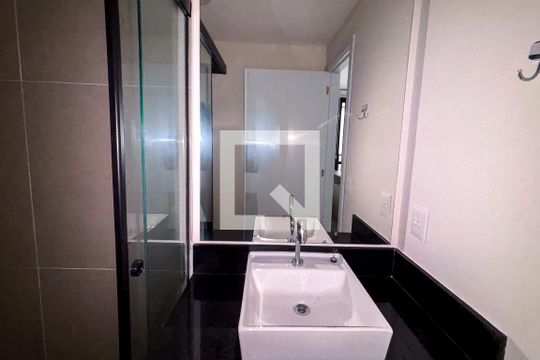 Banheiro de kitnet/studio para alugar com 1 quarto, 40m² em Sumarezinho, São Paulo