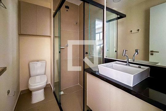 Banheiro de kitnet/studio para alugar com 1 quarto, 38m² em Sumarezinho, São Paulo