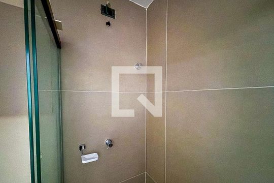 Banheiro de kitnet/studio para alugar com 1 quarto, 38m² em Sumarezinho, São Paulo