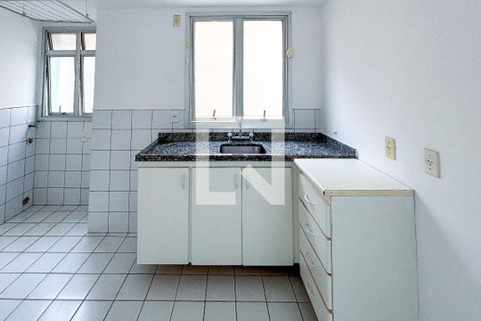 Cozinha de apartamento para alugar com 1 quarto, 47m² em Pinheiros, São Paulo