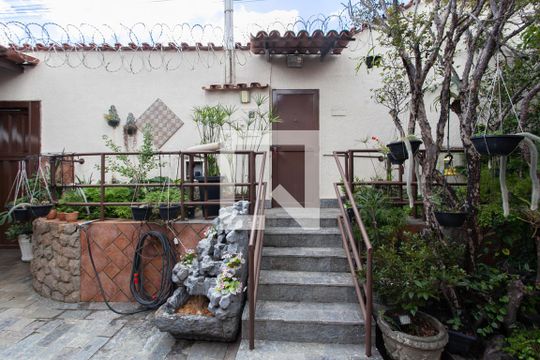 Entrada de casa à venda com 3 quartos, 400m² em Santa Cruz, Belo Horizonte