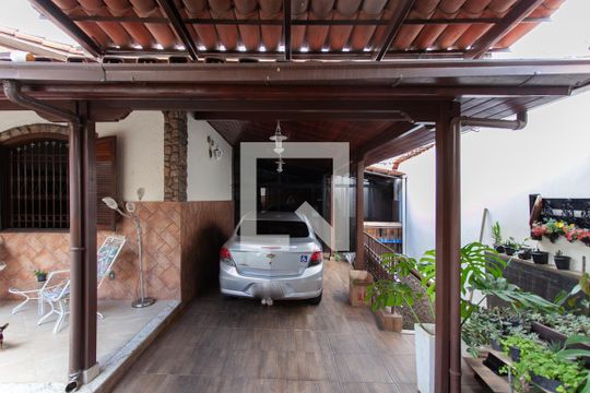 Garagem 1 de casa à venda com 3 quartos, 400m² em Santa Cruz, Belo Horizonte