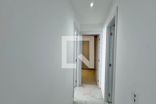 Corredor de apartamento à venda com 2 quartos, 79m² em Barra da Tijuca, Rio de Janeiro