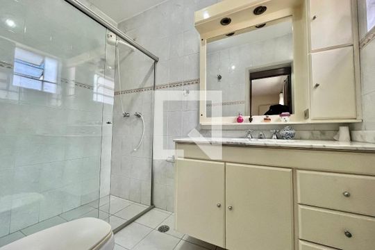 Banheiro da Suíte de casa à venda com 5 quartos, 260m² em Vila Alexandria, São Paulo