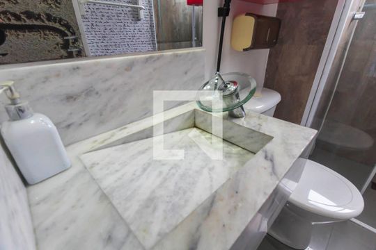 Banheiro de apartamento para alugar com 2 quartos, 49m² em Parque São Lourenço, São Paulo