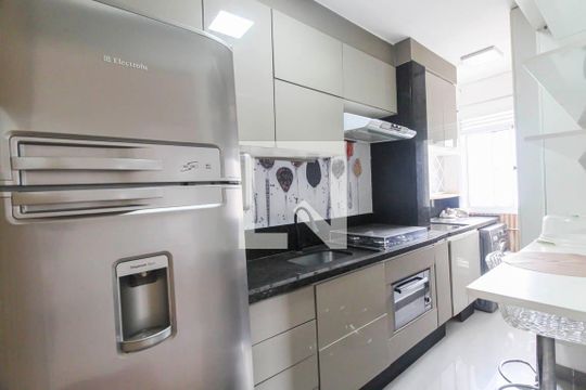 Cozinha de apartamento para alugar com 2 quartos, 49m² em Parque São Lourenço, São Paulo