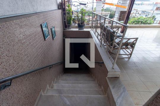 Escada Externa de casa à venda com 3 quartos, 176m² em Vila Nivi, São Paulo