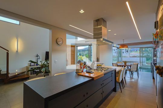 Cozinha de casa de condomínio à venda com 3 quartos, 240m² em , Nova Lima