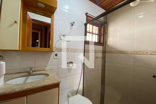 Banheiro de casa à venda com 3 quartos, 660m² em Pilares, Rio de Janeiro