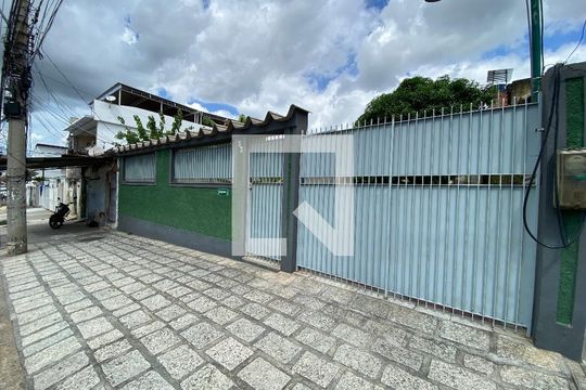 Fachada de casa à venda com 3 quartos, 660m² em Pilares, Rio de Janeiro