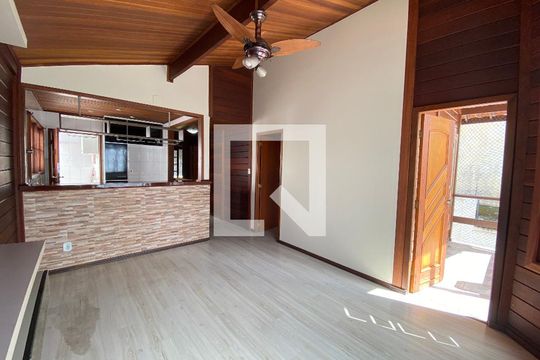Sala de casa à venda com 3 quartos, 660m² em Pilares, Rio de Janeiro