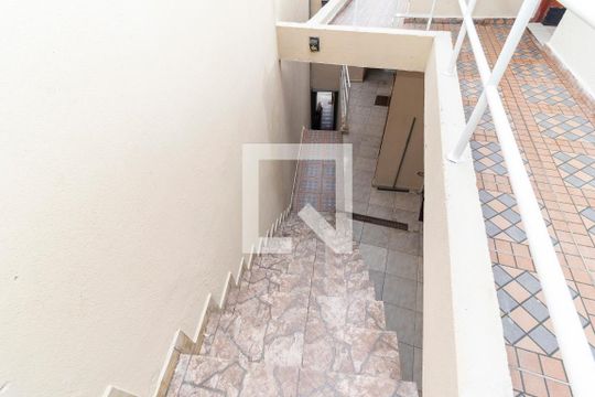 Escada de casa para alugar com 1 quarto, 16m² em Parque Savoi City, São Paulo