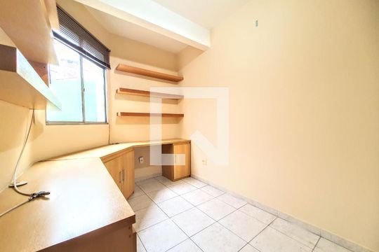 Quarto 1 de casa para alugar com 3 quartos, 80m² em Fernão Dias, Belo Horizonte